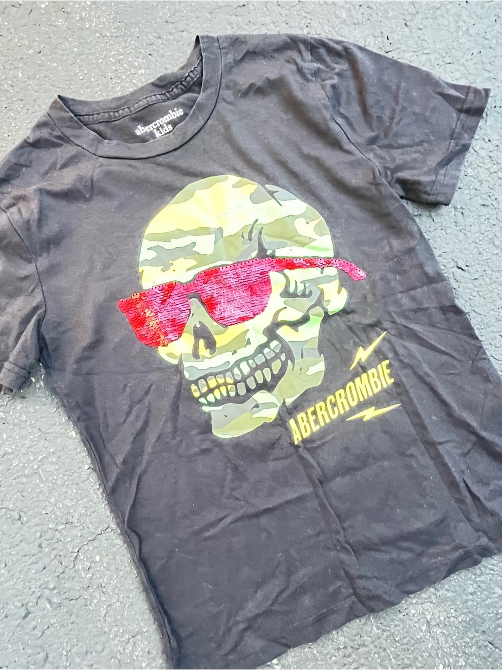 abercrombie kids Black Tee with Camo Skull and Red Sequin Sunglasses Size 9/10